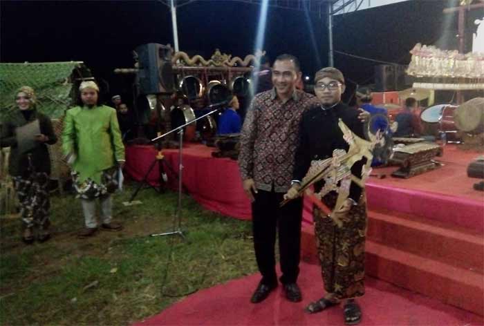 Kasdim 0801 Pacitan Mayor Tomi bersama Kidalang Tondo Darsono. (foto: ist)