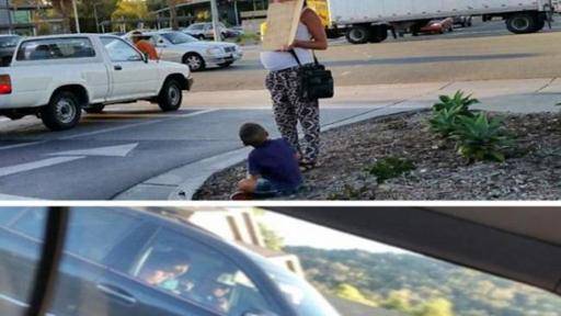 Ibu dan anak ini naik mobil mercedez setelah usai mengemis. foto: tribunnews.com 