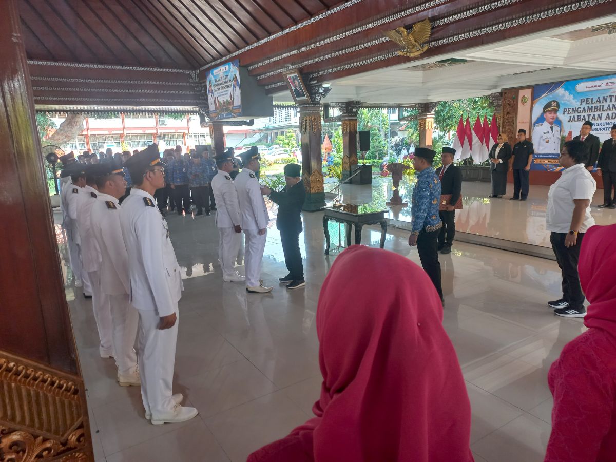 bupati-gus-barra-lantik-16-pejabat-pemkab-mojokerto-tegaskan-tak-ada-jual-beli-jabatan
