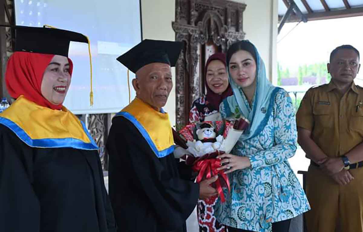 Ketua TP PKK Trenggalek, Novita Hardini, saat mewisuda peserta sekolah lansia tangguh atau Selantang.
