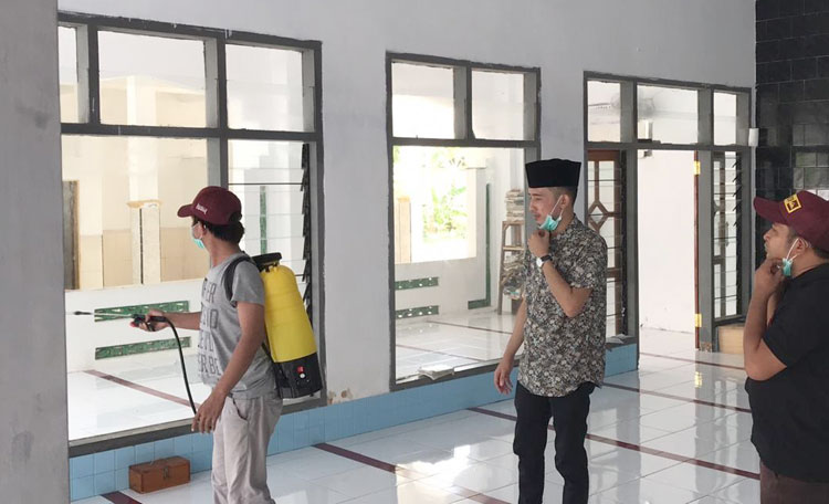 Indra Bustomi bersama timnya saat melakukan penyemprotan disinfektan ke rumah warga dan tempat ibadah.