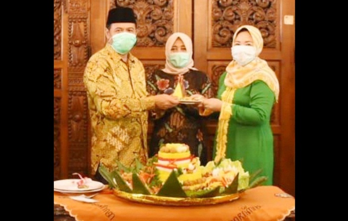 Ketua DPRD Kabupaten Mojokerto Hj Ayni Zuroh SE.MM  mendapat potongan nasi kuning dari Bupati Mojokerto pada saat tasyakuran Hari Jadi Kabupaten Mojokerto ke-727.