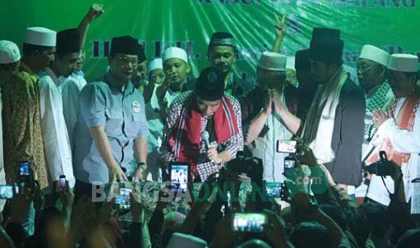 Joko Widodo manandatangani kontrak politik di bawah sumpah untuk menetapkan Hari Santri Nasional jika terpilih sebagai presiden di Pondok Pesantren Babussalam  Banjar Rejo Pagelaran Malang Selatan Jawa Timur. Penandatanganan itu disaksikan Gus Thoriq dan masyarakat Malang. Saat itu status Jokowi masih calon presiden. foto: Istimewa/ BANGSAONLINE.com