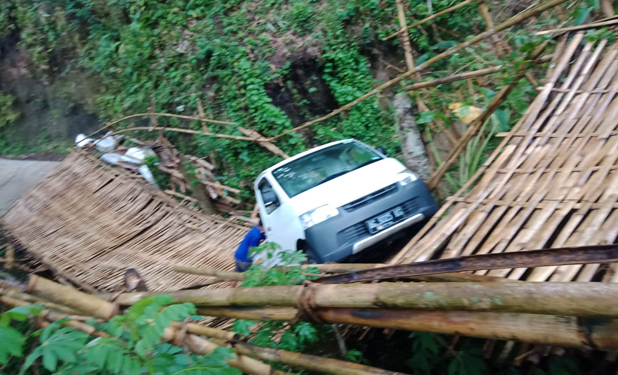 Mobil pikap yang nyaris terperosok ke sungai usai melintasi jembatan bambu di Blitar, setelah mengikuti petunjuk Google Maps.