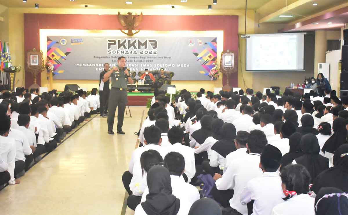 Dandim 0831/Surabaya Timur, Kolonel Inf Yusan Riawan, saat memberi pembekalan untuk mahasiswa baru Unitomo.