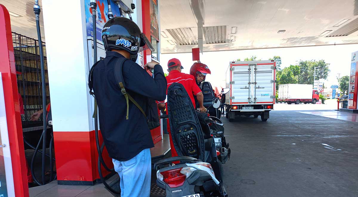 Antrean SPBU di Sidoarjo.