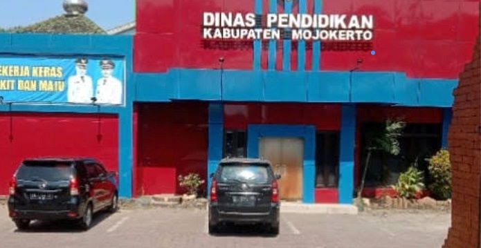 Kantor Dinas Pendidikan Kabupaten Mojokerto.