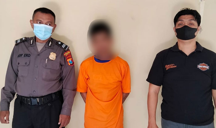 Tersangka saat diapit petugas dari Polsek Wates, Kabupaten Kediri. Foto: Ist