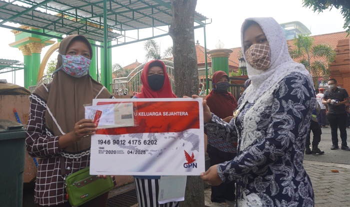 Wali Kota Mojokerto secara simbolis menyerahkan Kartu Keluarga Sejahtera bagi warga terdampak Covid-19.