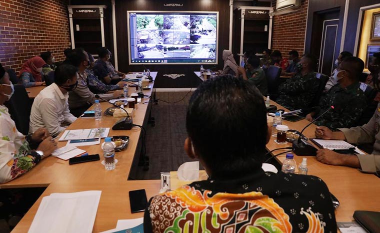 Bupati Lumajang, Thoriqul Haq memimpin Rapat Koordinasi Percepatan Pengadaan Infrastruktur CCTV Desa bersama Forkopimda dan beberapa Kepala OPD Pemkab Lumajang.