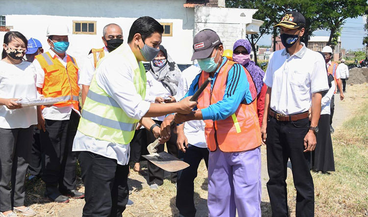 Wali Kota Kediri Abdullah Abu Bakar saat memberi rompi dan masker kepada pekerja. (foto: ist)