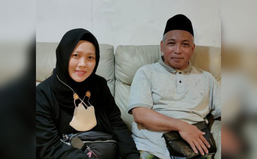 KH. Fahmi Amrulloh bersama istri.