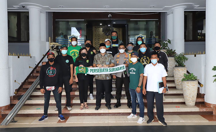 Wali Kota Surabaya Eri Cahyadi saat foto bersama Bonek (pendukung Persebaya). (foto: ist)