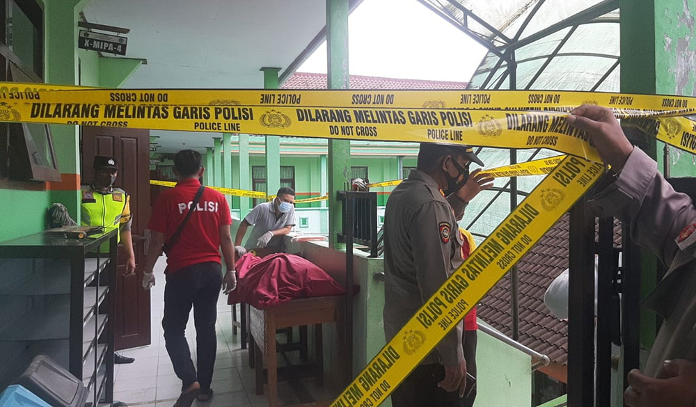 Petugas dari Polsek Srengat saat olah TKP siswi yang gantung diri.