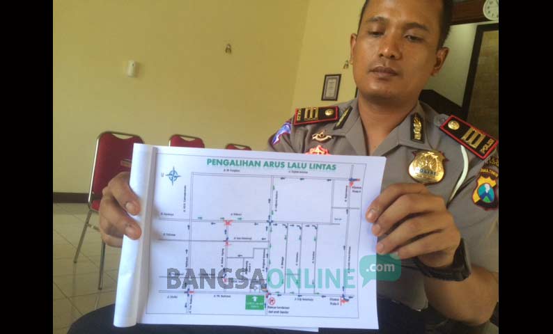 Kasatlantas Polres Kediri Kota AKP Edy Purwanto saat menunjukkan peta pengalihan arus saat festival alun-alun. foto: arif kurniawan/ BANGSAONLINE