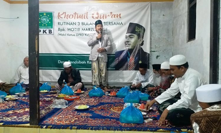 Hotib Marzuki memberi sambutan pada acara khotmil quran.