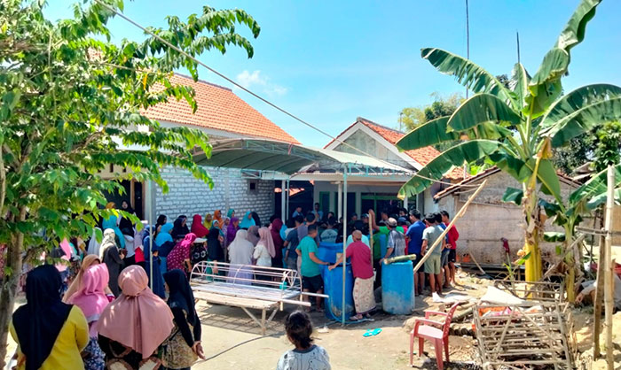 Warga ketika mengerumuni rumah salah satu warga Dusun Asemanis 2, Desa Larangan Tokol, Kecamatan Tlanakan, Pamekasan, yang tewas gantung diri.