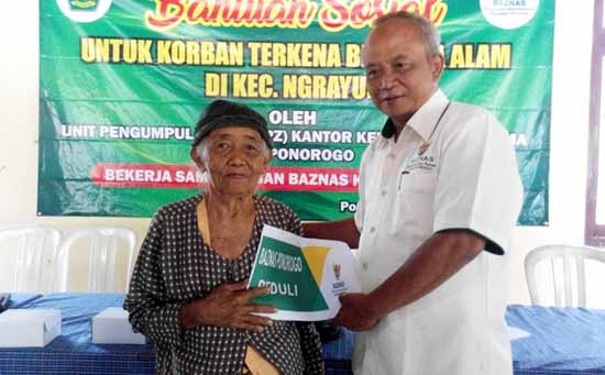 Ketua Baznas Ponorogo Luhur Karsanto saat memberikan bantuan.