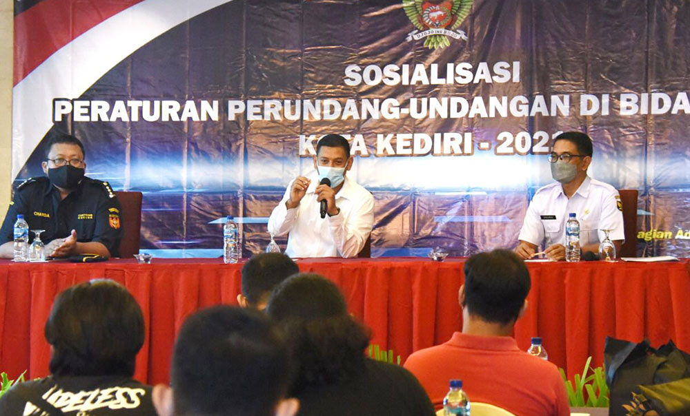 Wali Kota Kediri Abdullah Abu Bakar (tengah) bersama Kepala Seksi Perbendaharaan KPPBC Tipe Madya Cukai Kediri Charda Ika Wijaya (kiri) dan Kepala Bagian Perekonomian Zachrie Ahmad saat acara Sosialisasi Peraturan Perundang -Undangan di Bidang Cukai. foto: ist.