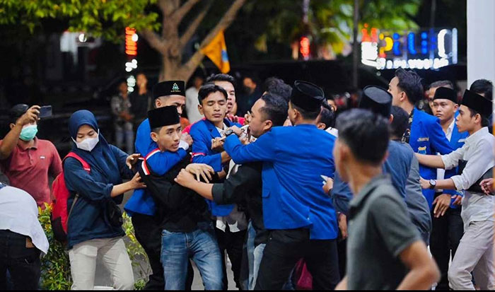 Suasana kericuhan saat pelantikan pengurus cabang PMII Pamekasan yang dilaksanakan di Gedung Bakorwil Madura.