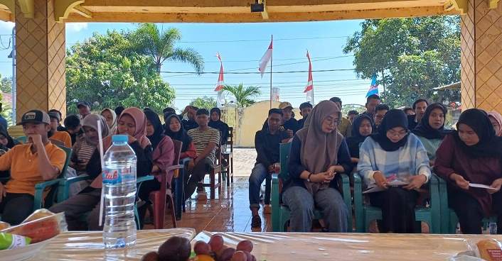 Para pemuda di Desa Kandangan saat mengikuti sosialisasi bahaya judol dan narkoba. Foto: Ist.