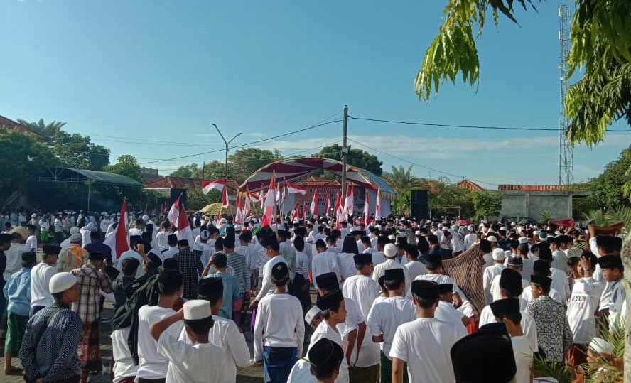 Para ulama dan santri di Bangkalan memenuhi halaman masjid Al Aziziyah, Sabaneh Bancaran untuk menyuarakan penolakan RUU HIP.