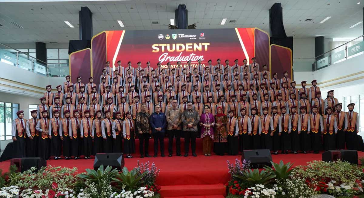 Bupati Kediri bersama siswa SMA Dharma Wanita 1 Pare boarding school angkatan pertama yang telah lulus. Foto: Ist