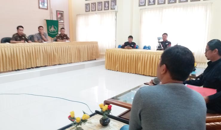 Mathur Husyairi, S.Ag., Anggota DPRD Jatim saat audiensi dengan Kejari Bangkalan, Rabu (19/2/20).