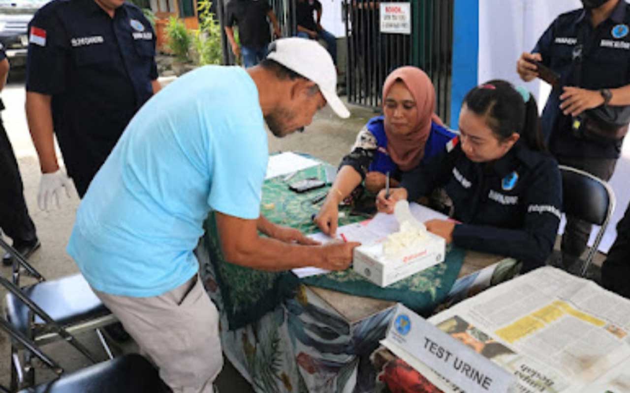Salah satu sopir bus di terminal Kesamben Blitar, memberikan sampel tes urine kepada petugas BNN Blitar, Kamis (4/4/2024).