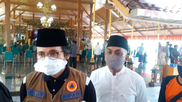 Bupati Bangkalan R. Abdul Latif Imron Amin didampingi Kadisdik Dr. Bambang Budi Mustika memberikan penjelasan pada media terkait pencairan insentif guru madin.
