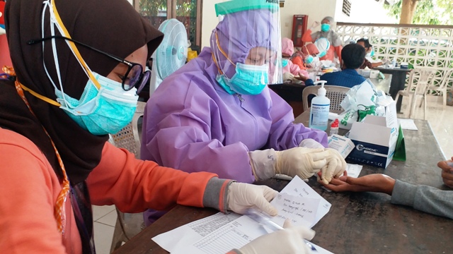 Tim Covid-19 Humter Jatim bersama Dinkes Bangkalan saat melakukan tes massal bagi OTG dan PDP selama 3 hari di Kecamatan Bangkalan, Kamal, Burneh, dan Sepulu.