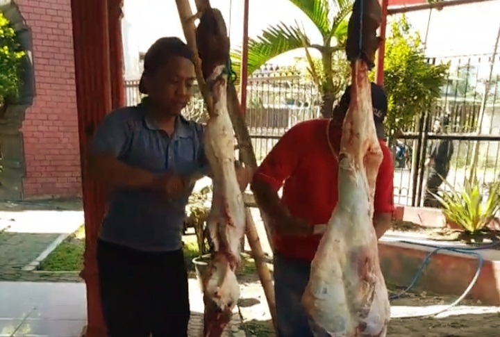 Petugas saat mengirisi daging kurban.