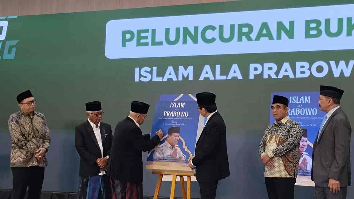 Prof Dr KH Asep Saifuddin Chalim saat menandatangani sampul buku Islam Ala Prabowo dan para tokoh nasional lainnya dalam acara Rapat Koordinasi Baznas di Hotel Mercury Ancol Jakarta, Selasa (26/8/2025). Foto: bangsaonline