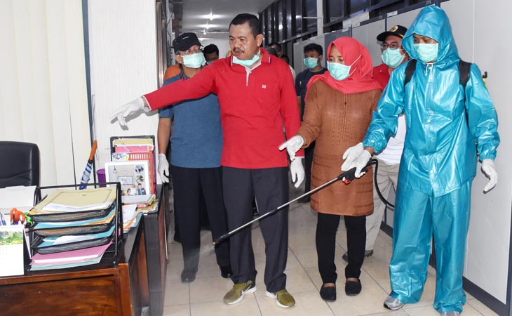 Bupati Pungkasiadi pimpin penyemprotan disinfektan untuk cegah penyebaran Virus Corona. 