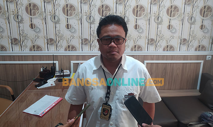 Kasatreskrim Polres Sampang, AKP Irwan Nugraha, saat ditemui di tempat kerjanya. Foto: MUTAMMIM/BANGSAONLINE