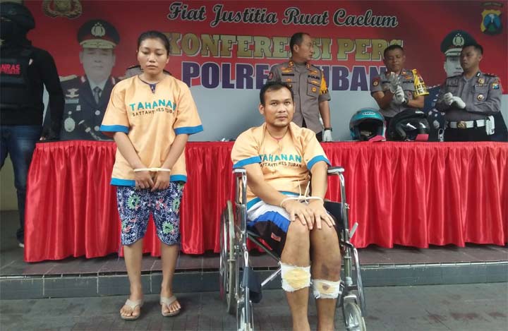 Pasutri pelaku curanmor saat diekspos di Mapolres Tuban.