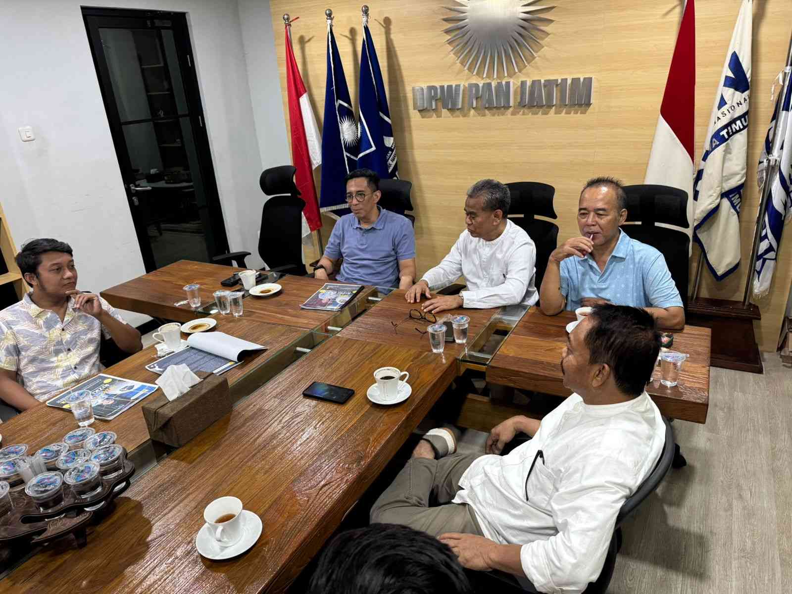 Para pimpinan dan tim redaksi BANGSAONLINE saat rapat dengan Dr Ir H Ahmad Riski Sadig di kantor DPW PAN Surabaya. Foto: bangsaonline