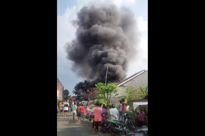 Gudang Rongsokan di Kedamean Gresik Terbakar, 1 Mobil Hangus