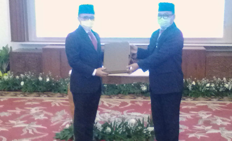 Bupati Banyuwangi Abdullah Azwar Anas menyerahkan berkas kepada Plh. Bupati Banyuwangi H. Mujiono. (foto: ist)