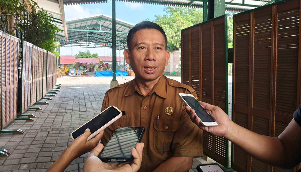 Kepala Disperindag Kabupaten Blitar, Darmadi, saat memberi keterangan ke awak media.
