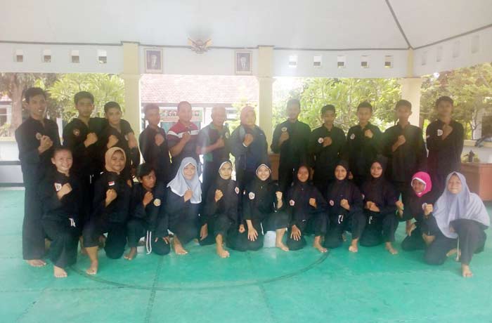 Para pesilat IPSI Lamongan sedang foto bersama.