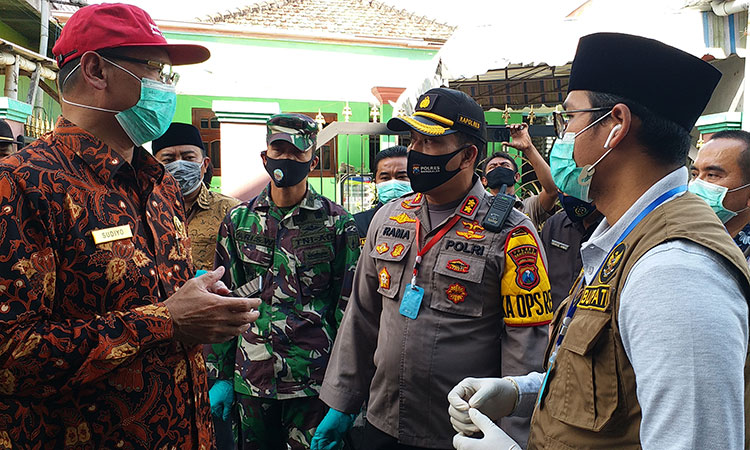 Bupati Bangkalan Abdul Latif Imron Amin bersama Kapolres beserta Forkopimda saat meninjau Kampung Tangguh Covid-19 yang ada di Kelurahan Pejagan, Bangkalan, Kamis (18/6/2020).