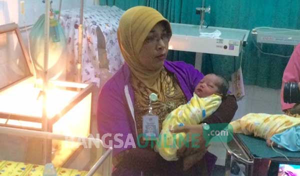 Perawat di RSUD Gambiran kota Kediei saat memberikan perawatan kepada bayi yang dibuang oleh orang tuanya. foto: arif kurniawan/ BANGSAONLINE