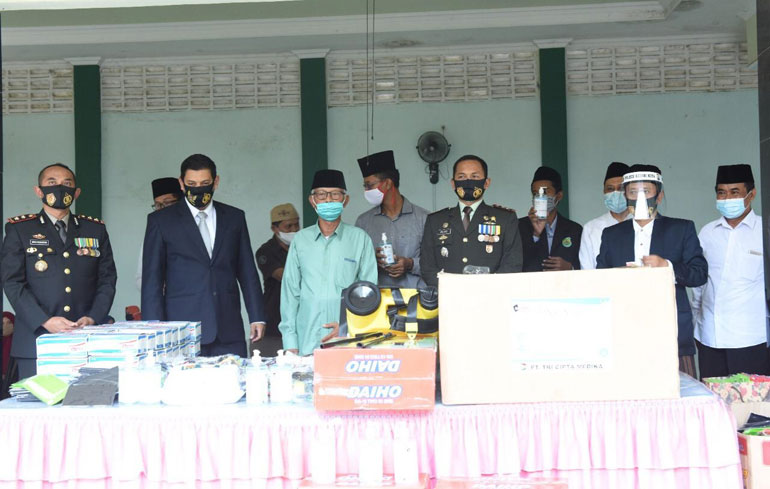 Dari kiri, Kapolres Kediri Kota AKBP Miko Indrayana, Wali Kota Kediri Abdullah Abu Bakar, Pengasuh Ponpes Al-Amin Ngasinan KH. Anwar Iskandar, Dandim Kediri Letkol Kav. Dwi Agung, dan Ketua PCNU Kota Kediri KH. Abu Bakar Abdul Jalil, saat berada di Ponpes Al Amin. (foto: ist)