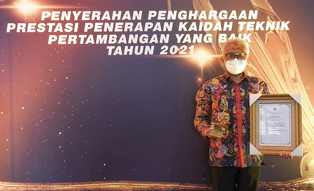 Direktur Produksi PT Semen Gresik, Soni Asrul Sani, saat menerima penghargaan dari Kementerian ESDM