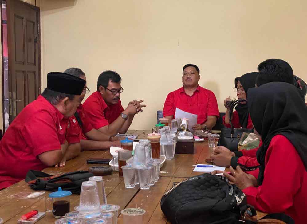 Ketua DPC PDIP Gresik, Mujid Riduan, bersama pengurus rapat konsolidasi sebagai persiapan pertemuan dengan Ketum DPP Megawati Saekarnoputri di Blitar. Foto: Ist.