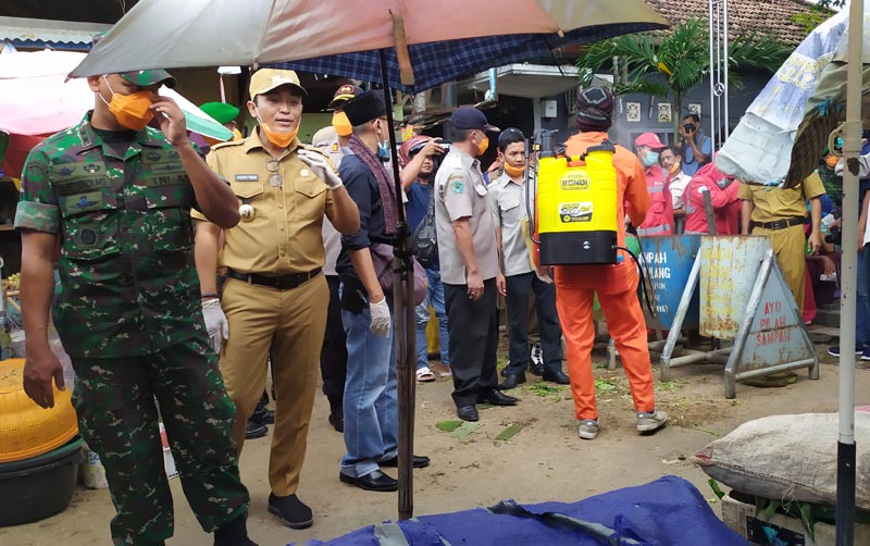 Bupati Baddrut Tamam saat memantau penyemprotan disinfektan di Pasar Tradisional Kolpajung bersama Dandim dan Kapolres Pamekasan.