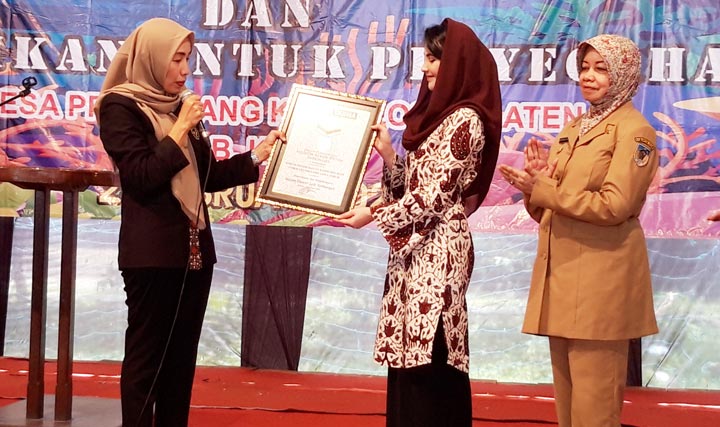Ariani Siregar mewakili Ketua Umum Muri Jaya Suprana, menyerahkan piagam penghargaan kepada pemrakarsa penyelenggara, Ketua Forikan Provinsi Jawa Timur, Arumi Emil Dardak, disaksikan oleh Bupati Kediri dr. Hj. Haryanti Sutrisno. foto: MUJI HARJITA/ BANGSAONLINE