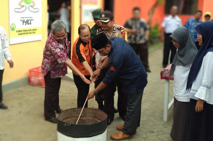 Prosesi pemusnahan surat suara yang rusak di sekretariat KPU Pacitan. (Yuniardi Sutondo/HB)