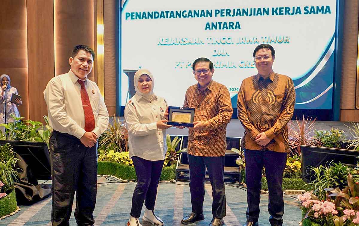 Dirut Petrokimia Gresik, Dwi Satriyo Annurogo (dua dari kanan), saat menyerahkan cendera mata kepada Kajati Jatim, Mia Amiati, usai penandatanganan MoU. Foto: Ist